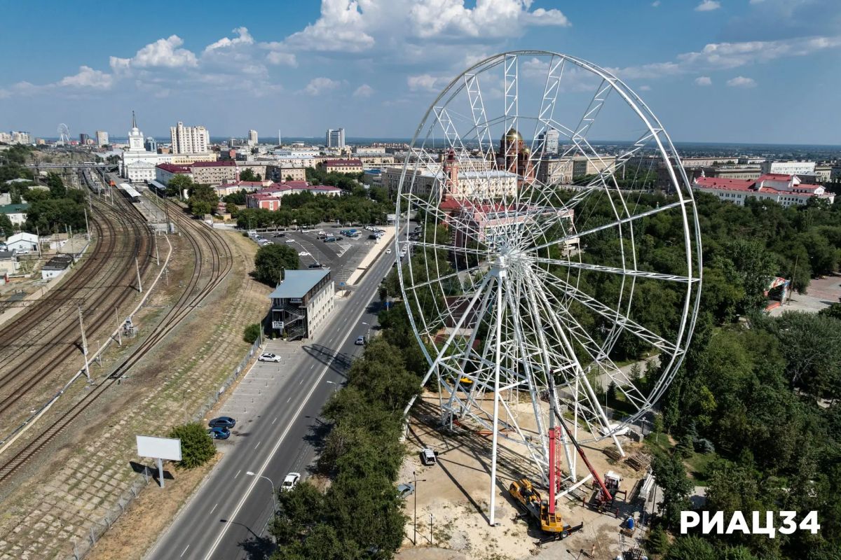 В Комсомольском саду Волгограда завершилось важное событие — монтаж последнего пролёта нового колеса обозрения В Комсомольском саду Волгограда завершилось важное событие — монтаж последнего пролёта нового колеса обозрения
