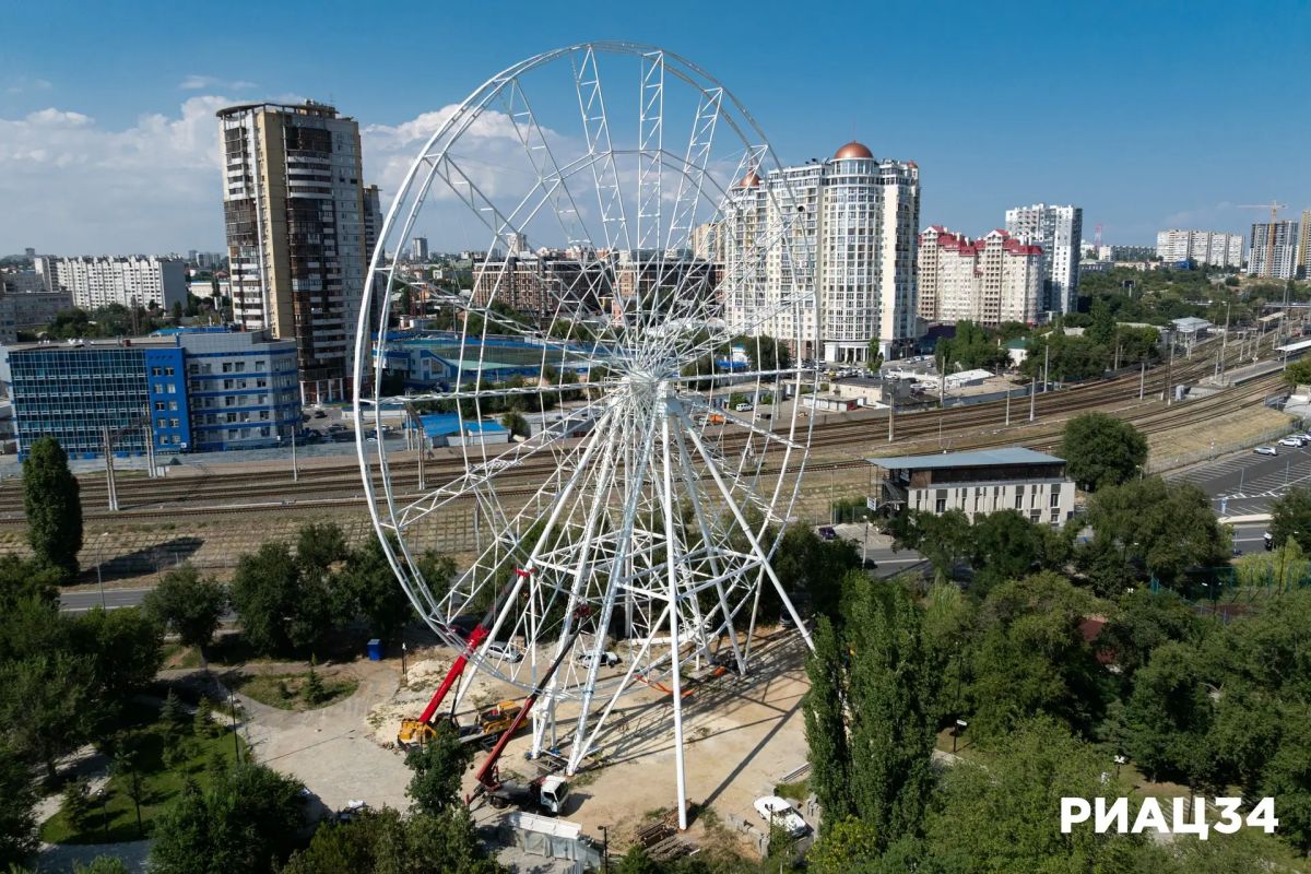 В Комсомольском саду Волгограда завершилось важное событие — монтаж последнего пролёта нового колеса обозрения В Комсомольском саду Волгограда завершилось важное событие — монтаж последнего пролёта нового колеса обозрения