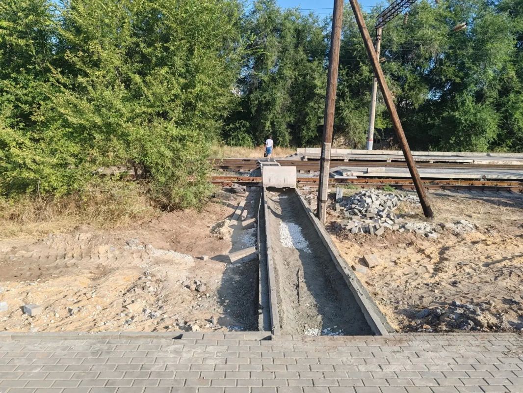 В Красноармейском районе Волгограда на ул. Удмуртская у ж/д станции Заканальная продолжается строительство транспортно-пересадочного узла