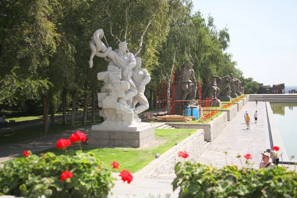 На Мамаевом кургане в Волгограде отреставрировали скульптуру с гидрой на площади Героев На Мамаевом кургане в Волгограде отреставрировали скульптуру с гидрой на площади Героев