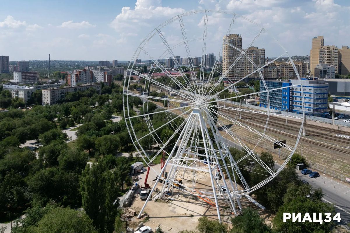 В Комсомольском саду Волгограда завершилось важное событие — монтаж последнего пролёта нового колеса обозрения В Комсомольском саду Волгограда завершилось важное событие — монтаж последнего пролёта нового колеса обозрения