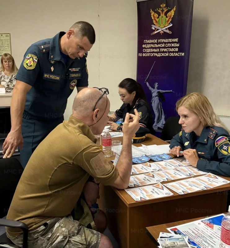 Сотрудники МЧС России приняли участие в ярмарке вакансий Сотрудники МЧС России приняли участие в ярмарке вакансий