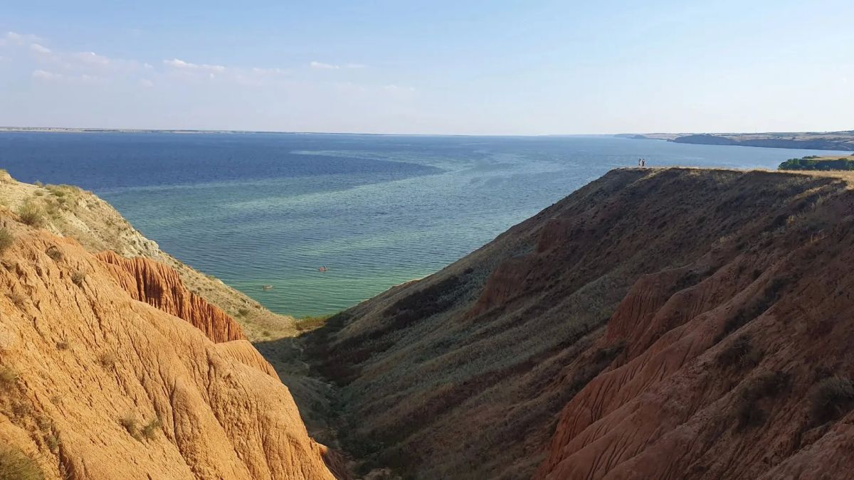 На Александровском грабене сегодня куча народу. Несколько палаточных стоянок, шашлыки и много детей: для них тут тепло и мелко, течения нет - вполне безопасно На Александровском грабене сегодня куча народу. Несколько палаточных стоянок, шашлыки и много детей: для них тут тепло и мелко, течения нет - вполне безопасно
