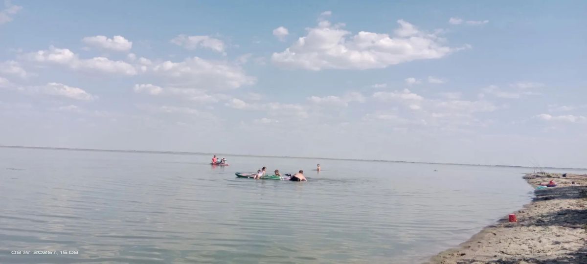 На Александровском грабене сегодня куча народу. Несколько палаточных стоянок, шашлыки и много детей: для них тут тепло и мелко, течения нет - вполне безопасно На Александровском грабене сегодня куча народу. Несколько палаточных стоянок, шашлыки и много детей: для них тут тепло и мелко, течения нет - вполне безопасно