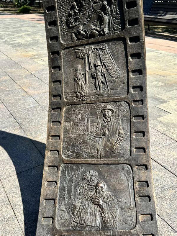 Удивительно милый получился сквер, посвященный творчеству Станислава Говорухина Удивительно милый получился сквер, посвященный творчеству Станислава Говорухина