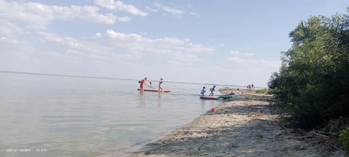 На Александровском грабене сегодня куча народу. Несколько палаточных стоянок, шашлыки и много детей: для них тут тепло и мелко, течения нет - вполне безопасно На Александровском грабене сегодня куча народу. Несколько палаточных стоянок, шашлыки и много детей: для них тут тепло и мелко, течения нет - вполне безопасно