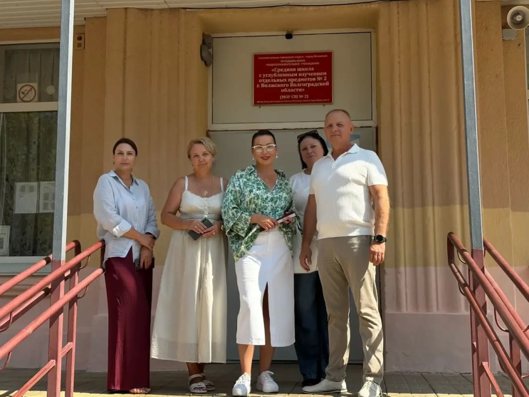 В преддверии начала учебного года региональный парламентарий Дмитрий Григоров вместе с коллегой из Волжской городской Думы Татьяной Глуховой и родительским активом ознакомились с готовностью школ №2, №15 и №19 города... В преддверии начала учебного года региональный парламентарий Дмитрий Григоров вместе с коллегой из Волжской городской Думы Татьяной Глуховой и родительским активом ознакомились с готовностью школ №2, №15 и №19 города...