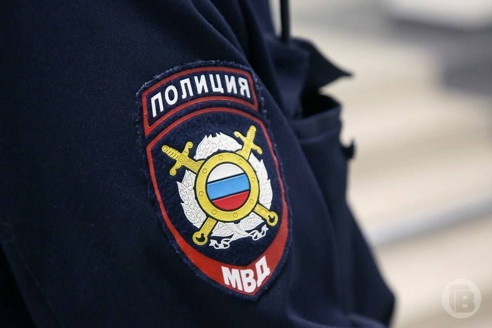 Задержан 21-летний житель Екатеринбурга, который, будучи курьером мошенников, похитил серебряные слитки стоимостью около 2 миллионов рублей у 56-летней жительницы Красноармейского района Волгограда, сообщает ГУ МВД России по...