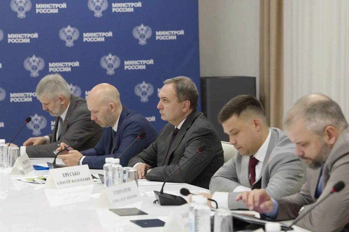 Глава Минстроя России Ирек Файзуллин провел еженедельное совещание с регионами и главными распорядителями бюджетных средств (ГРБС) Глава Минстроя России Ирек Файзуллин провел еженедельное совещание с регионами и главными распорядителями бюджетных средств (ГРБС)