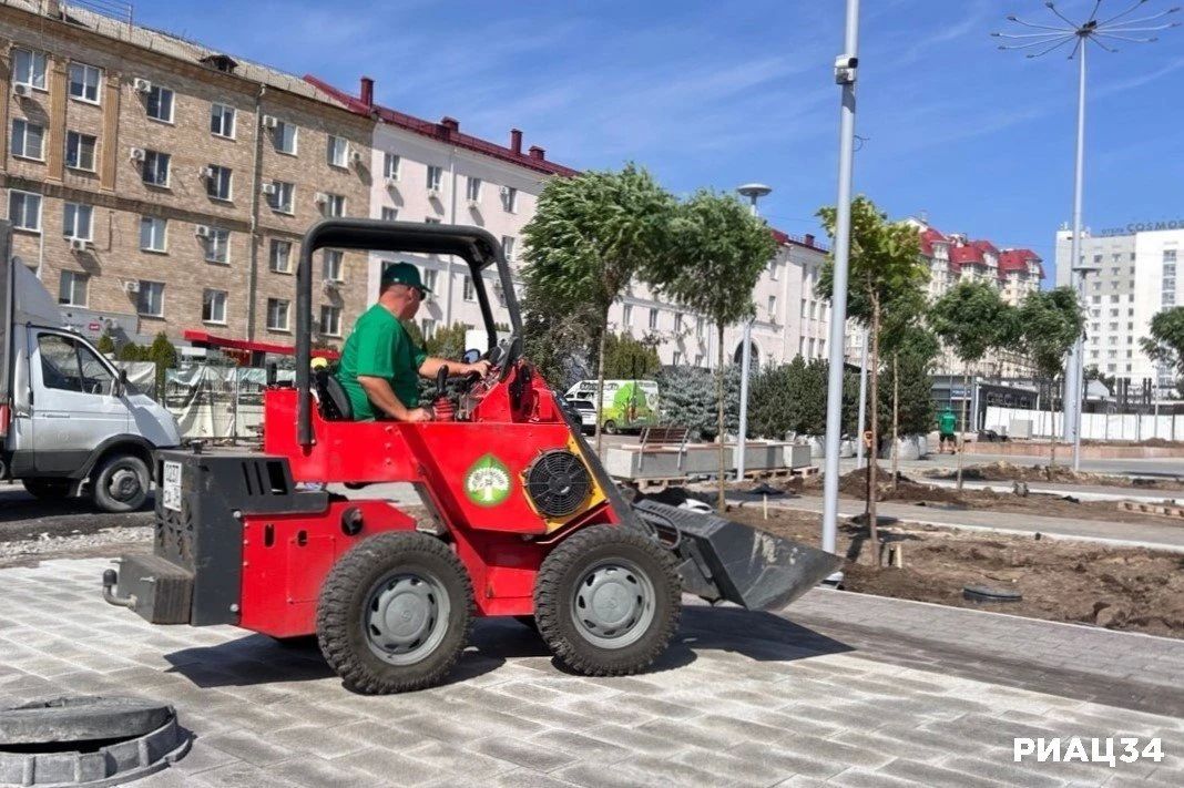 На Привокзальной площади Волгограда приступили к озеленению На Привокзальной площади Волгограда приступили к озеленению
