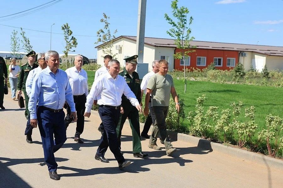 Губернатор Андрей Бочаров и заместитель министра обороны Александр Санчик посетили «Юный ястреб» Губернатор Андрей Бочаров и заместитель министра обороны Александр Санчик посетили «Юный ястреб»