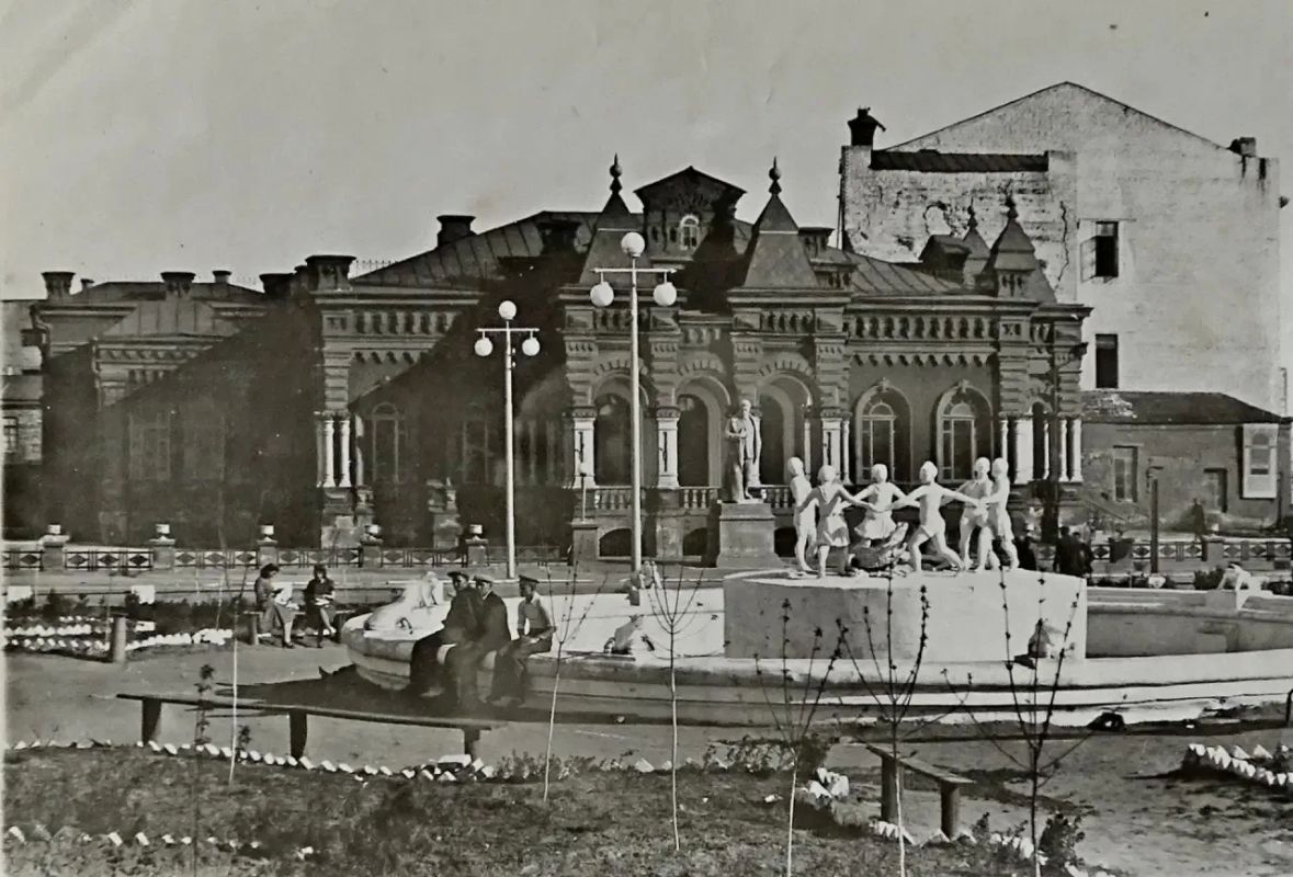 В мае 1862 года на берегу Волги (в районе современного грузового порта) открыли первое деревянное здание вокзала В мае 1862 года на берегу Волги (в районе современного грузового порта) открыли первое деревянное здание вокзала