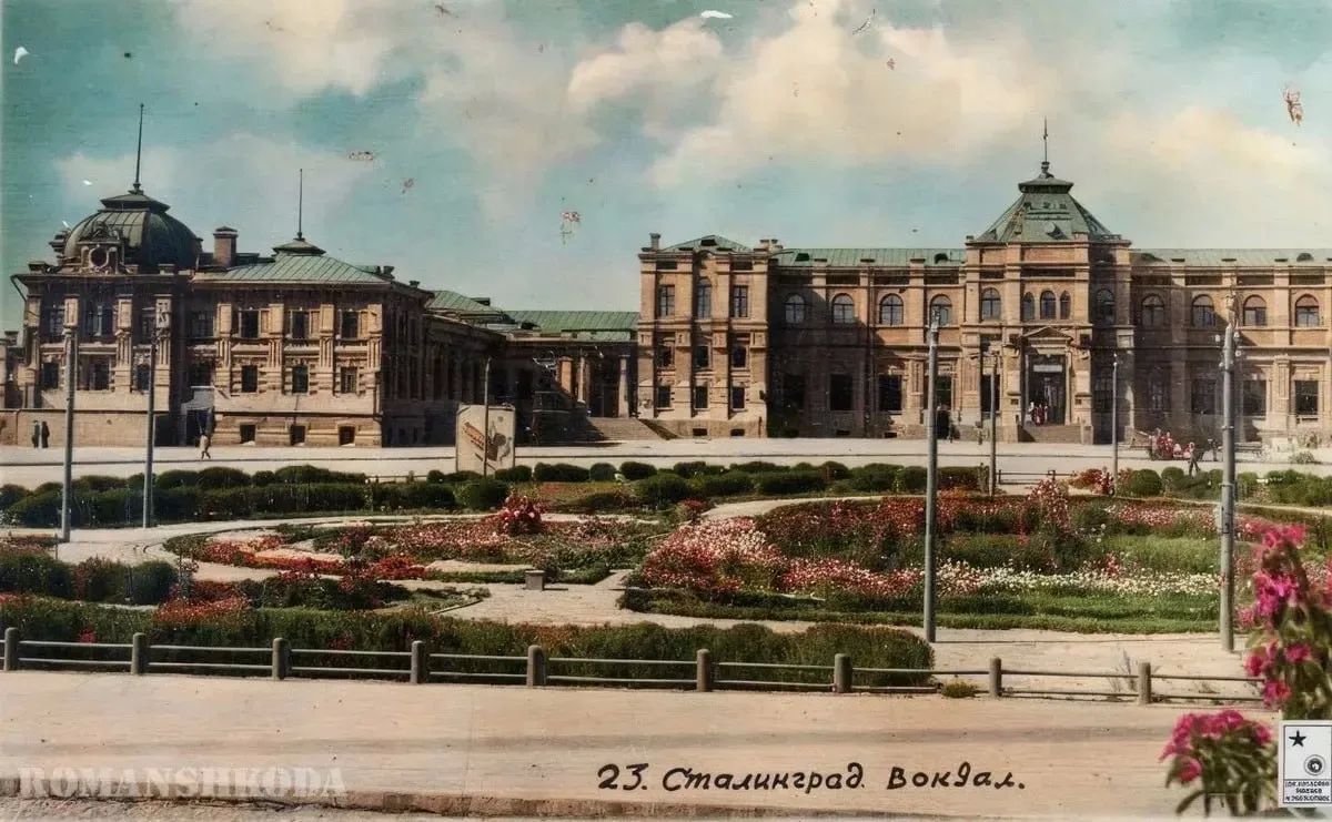 В мае 1862 года на берегу Волги (в районе современного грузового порта) открыли первое деревянное здание вокзала В мае 1862 года на берегу Волги (в районе современного грузового порта) открыли первое деревянное здание вокзала