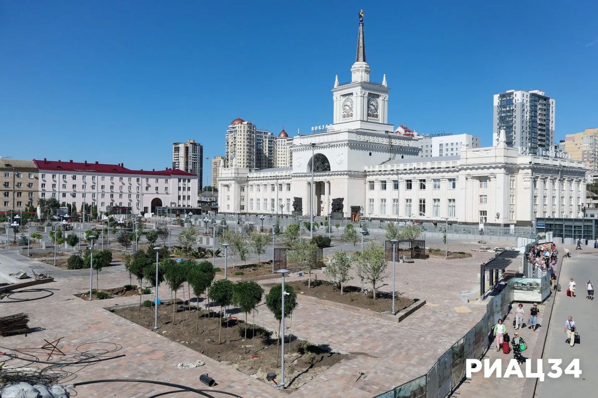 Привокзальную площадь пока ещё прячут заборами от любопытных взглядов горожан и туристов Привокзальную площадь пока ещё прячут заборами от любопытных взглядов горожан и туристов