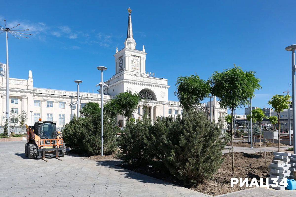 Привокзальную площадь пока ещё прячут заборами от любопытных взглядов горожан и туристов Привокзальную площадь пока ещё прячут заборами от любопытных взглядов горожан и туристов