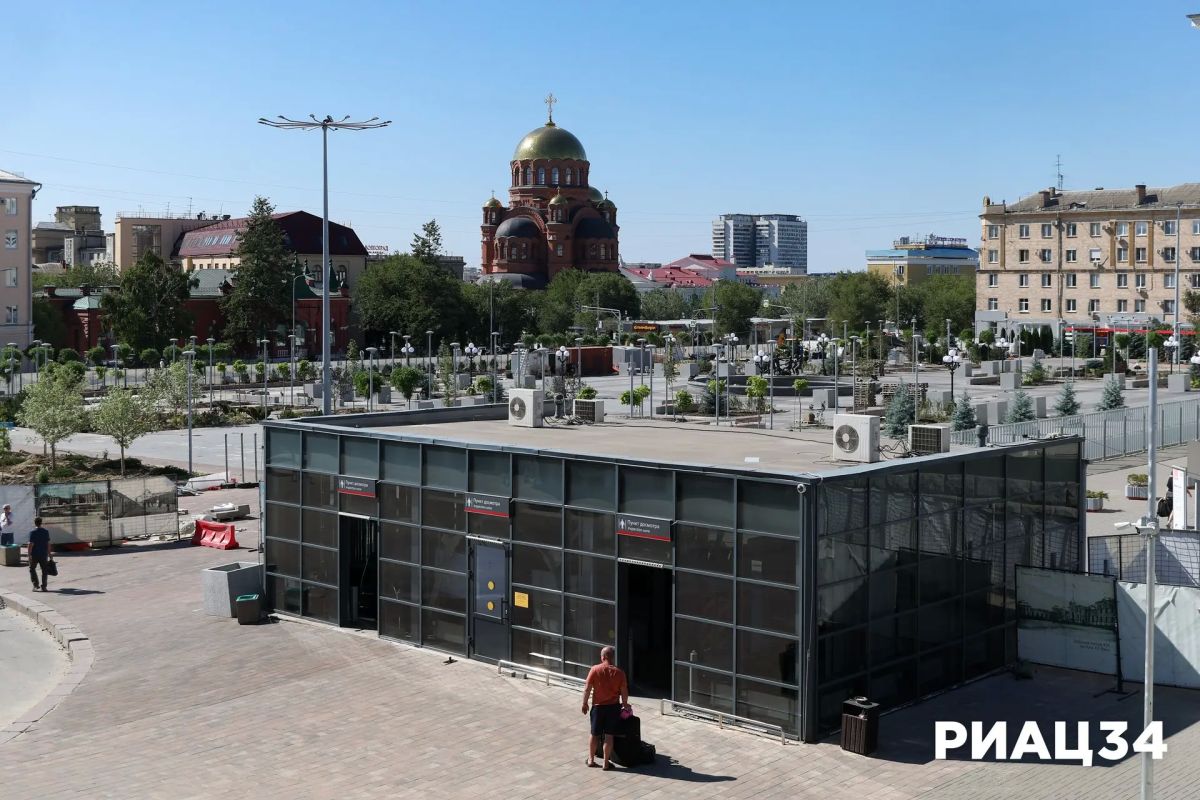 Привокзальную площадь пока ещё прячут заборами от любопытных взглядов горожан и туристов Привокзальную площадь пока ещё прячут заборами от любопытных взглядов горожан и туристов