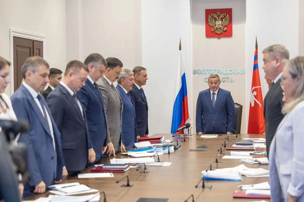 Губернатор Андрей Бочаров минутой молчания почтил память ушедшего из жизни уполномоченного по правам человека Волгоградской области, Героя России Валерия Ростовщикова