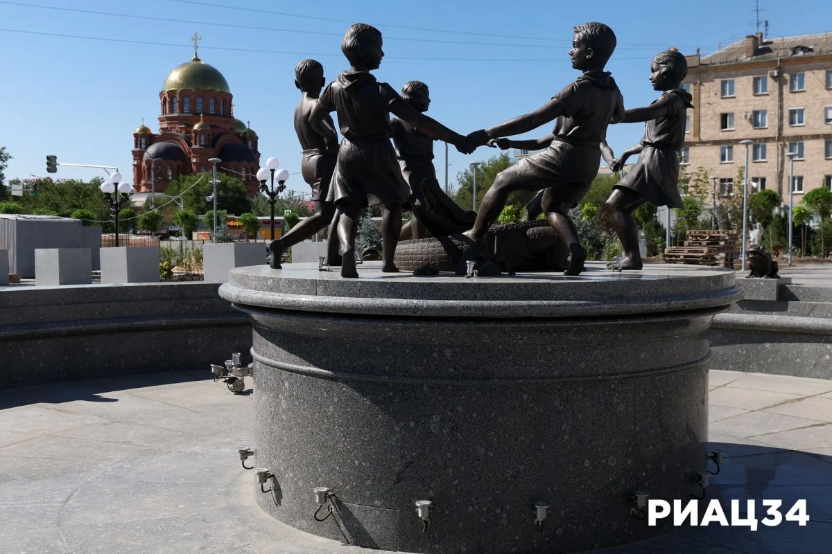Привокзальную площадь пока ещё прячут заборами от любопытных взглядов горожан и туристов Привокзальную площадь пока ещё прячут заборами от любопытных взглядов горожан и туристов