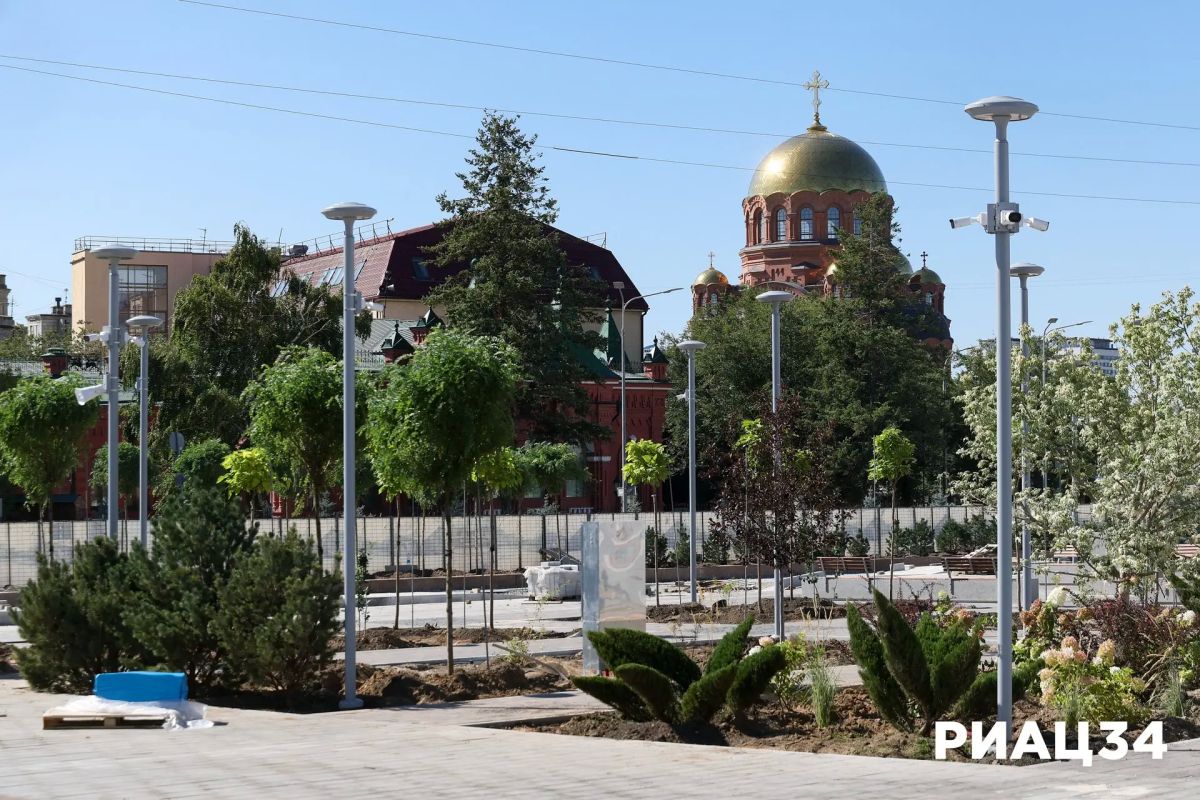 Привокзальную площадь пока ещё прячут заборами от любопытных взглядов горожан и туристов Привокзальную площадь пока ещё прячут заборами от любопытных взглядов горожан и туристов