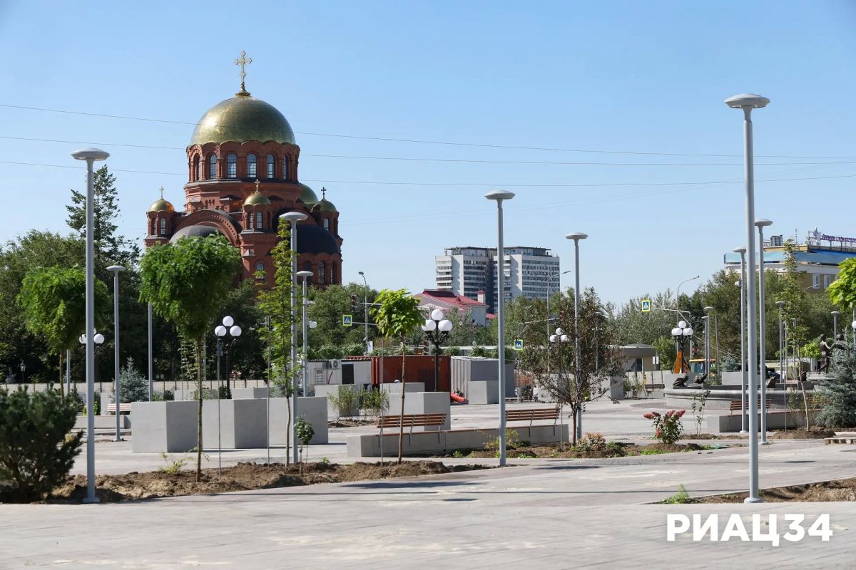 Привокзальную площадь пока ещё прячут заборами от любопытных взглядов горожан и туристов Привокзальную площадь пока ещё прячут заборами от любопытных взглядов горожан и туристов