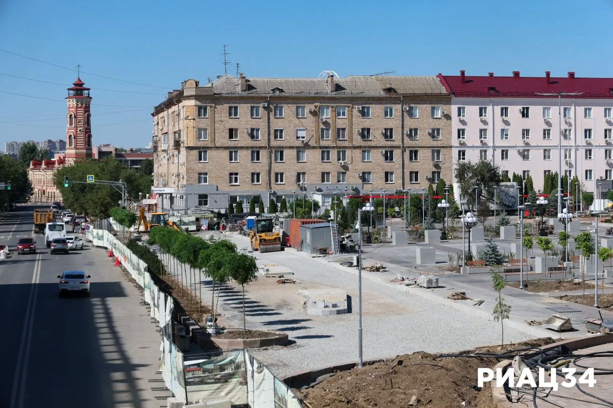 Привокзальную площадь пока ещё прячут заборами от любопытных взглядов горожан и туристов Привокзальную площадь пока ещё прячут заборами от любопытных взглядов горожан и туристов