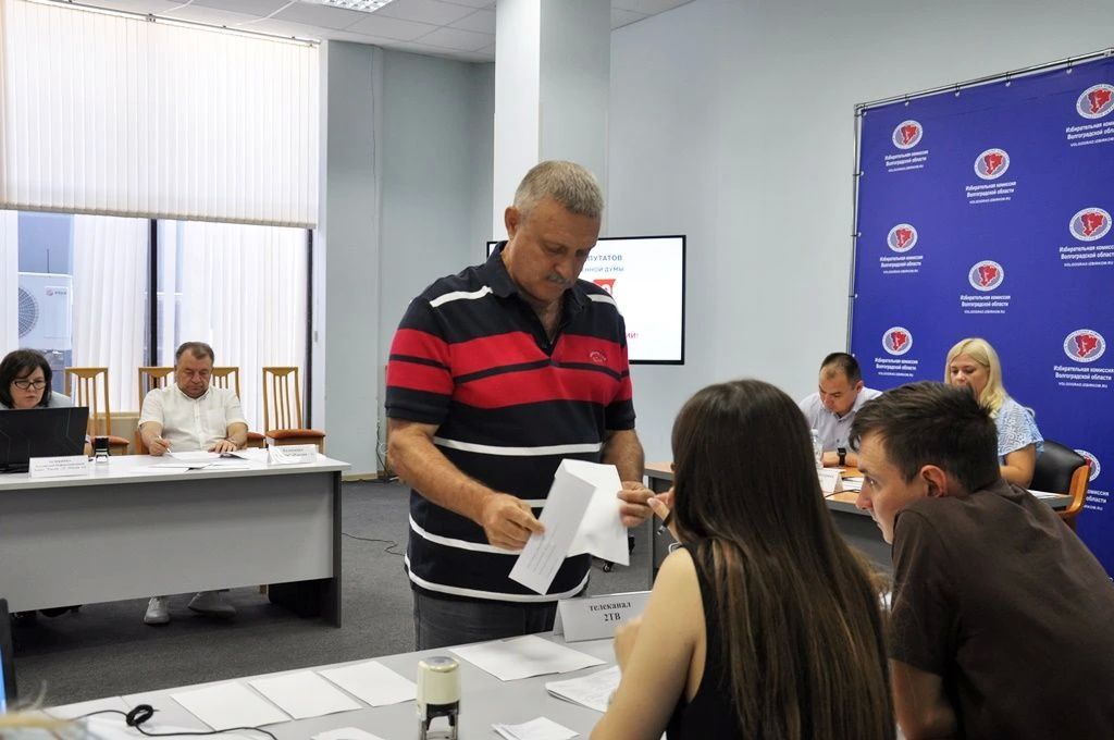 Избирательная комиссия Волгоградской области 18 августа провела жеребьевки по распределению эфирного времени на каналах региональных государственных организаций телерадиовещания и печатной площади в региональных... Избирательная комиссия Волгоградской области 18 августа провела жеребьевки по распределению эфирного времени на каналах региональных государственных организаций телерадиовещания и печатной площади в региональных...