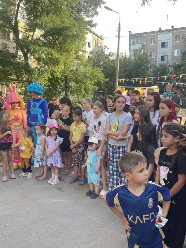 В 8-м микрорайоне Волжского открылась новая детская площадка В 8-м микрорайоне Волжского открылась новая детская площадка