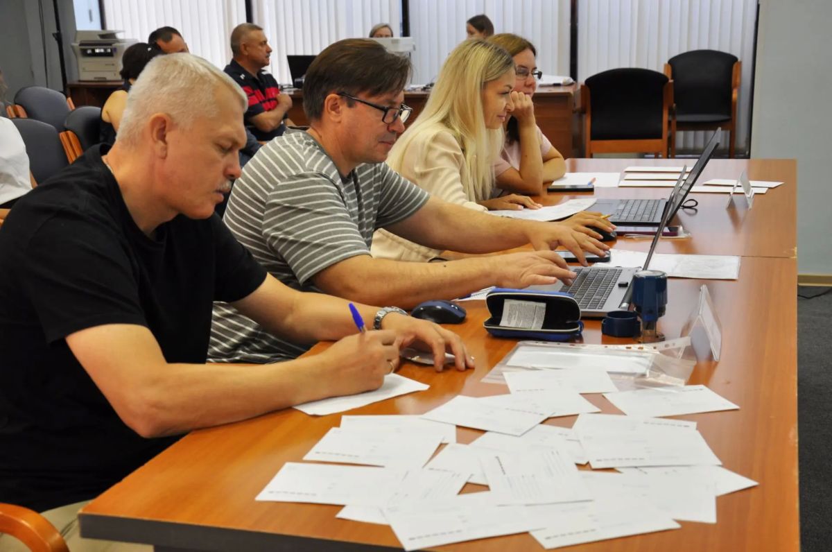 Избирательная комиссия Волгоградской области 18 августа провела жеребьевки по распределению эфирного времени на каналах региональных государственных организаций телерадиовещания и печатной площади в региональных... Избирательная комиссия Волгоградской области 18 августа провела жеребьевки по распределению эфирного времени на каналах региональных государственных организаций телерадиовещания и печатной площади в региональных...