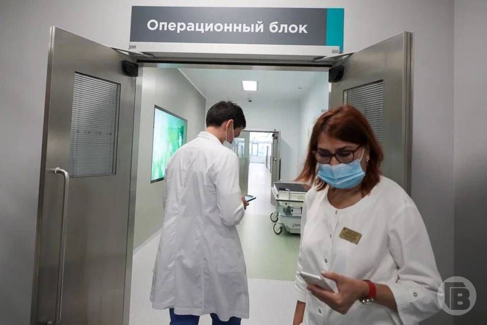 Мужчина, выпавший с третьего этажа в Волгограде, находится в реанимации в крайне тяжелом состоянии, сообщили «Городским вестям» в облздраве