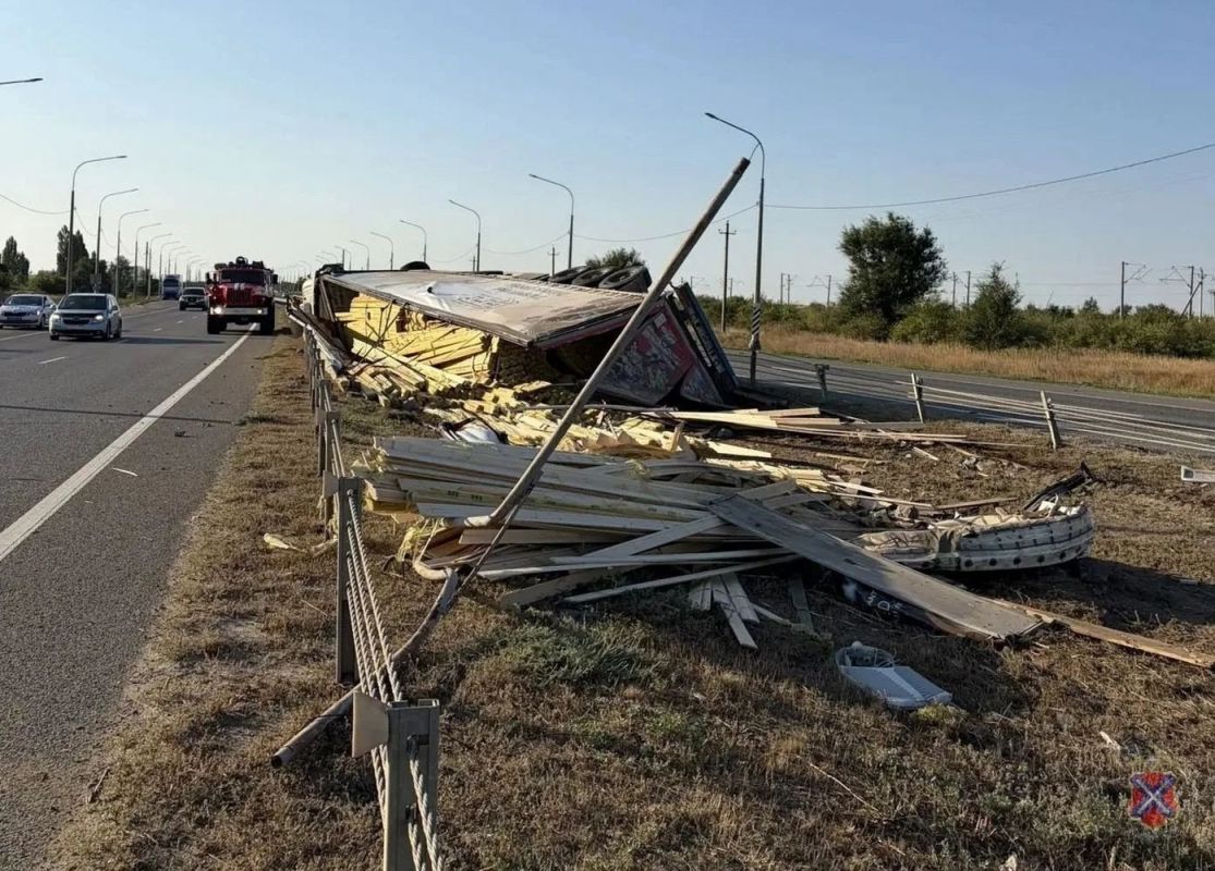 Фура с досками завалилась в кювет под Волгоградом