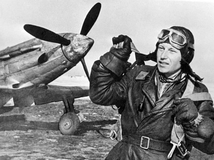ЭТОТ ДЕНЬ В ИСТОРИИ. 19 августа 1944 года советский лётчик-ас Александр Иванович Покрышкин (1913–1985) стал первым в истории трижды Героем Советского Союза ЭТОТ ДЕНЬ В ИСТОРИИ. 19 августа 1944 года советский лётчик-ас Александр Иванович Покрышкин (1913–1985) стал первым в истории трижды Героем Советского Союза
