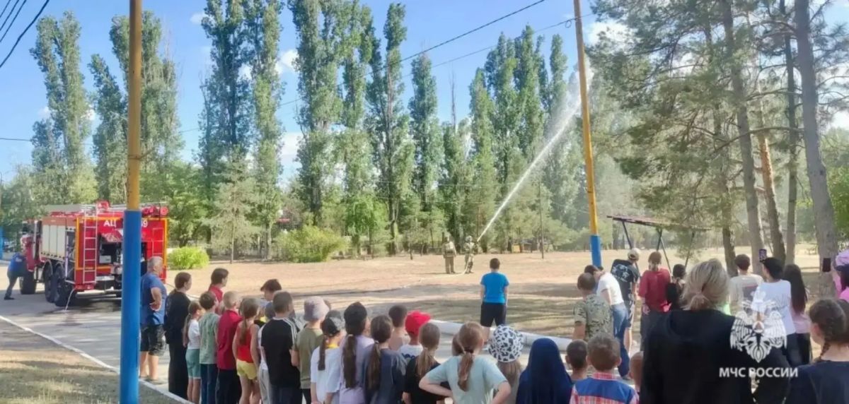 Профилактика на каникулах: огнеборцы продолжают встречи с детьми Профилактика на каникулах: огнеборцы продолжают встречи с детьми