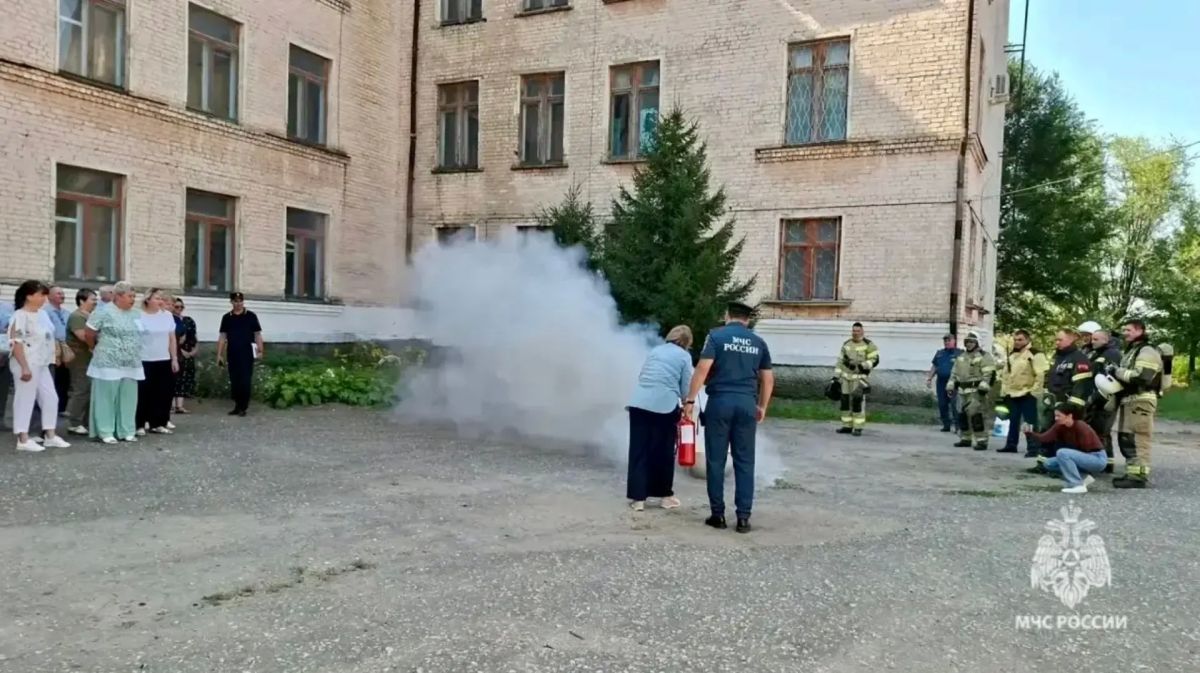Волгоградские огнеборцы совместно с сотрудниками МВД, Росгвардии и руководителями образовательных организаций провели учения по отработке действий при преступлениях террористической направленности в Жирновском и... Волгоградские огнеборцы совместно с сотрудниками МВД, Росгвардии и руководителями образовательных организаций провели учения по отработке действий при преступлениях террористической направленности в Жирновском и...