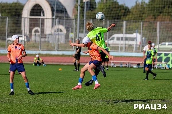 В Волгограде прошёл 4-й тур объединённого чемпионата по футболу «Содружество» среди юношей 2013-2014 гг В Волгограде прошёл 4-й тур объединённого чемпионата по футболу «Содружество» среди юношей 2013-2014 гг