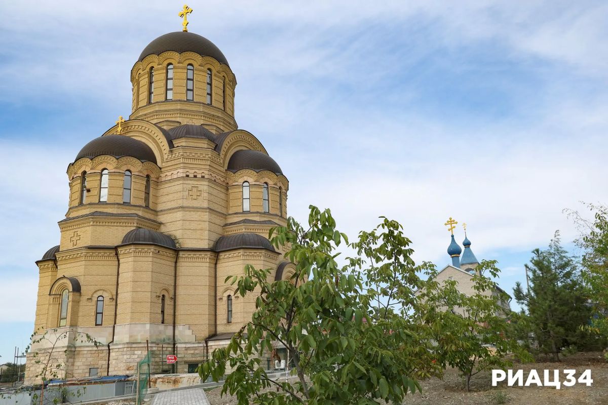 У Храма Иоанна Кронштадтского в Краснооктябрьском районе Волгограда высадили липы, черёмухи и клёны У Храма Иоанна Кронштадтского в Краснооктябрьском районе Волгограда высадили липы, черёмухи и клёны