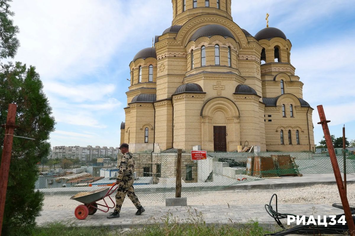 У Храма Иоанна Кронштадтского в Краснооктябрьском районе Волгограда высадили липы, черёмухи и клёны У Храма Иоанна Кронштадтского в Краснооктябрьском районе Волгограда высадили липы, черёмухи и клёны
