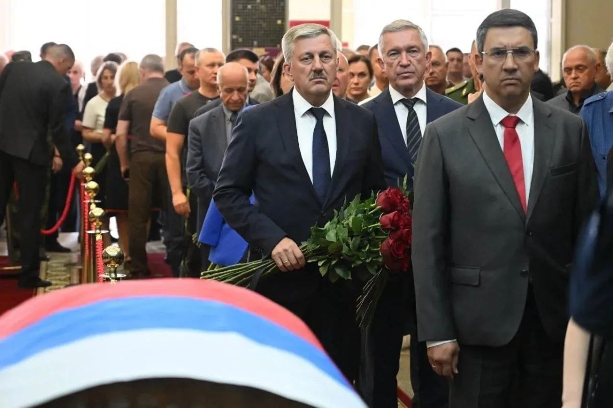 В Волгограде сегодня проводили в последний путь Героя России Валерия Александровича Ростовщикова В Волгограде сегодня проводили в последний путь Героя России Валерия Александровича Ростовщикова