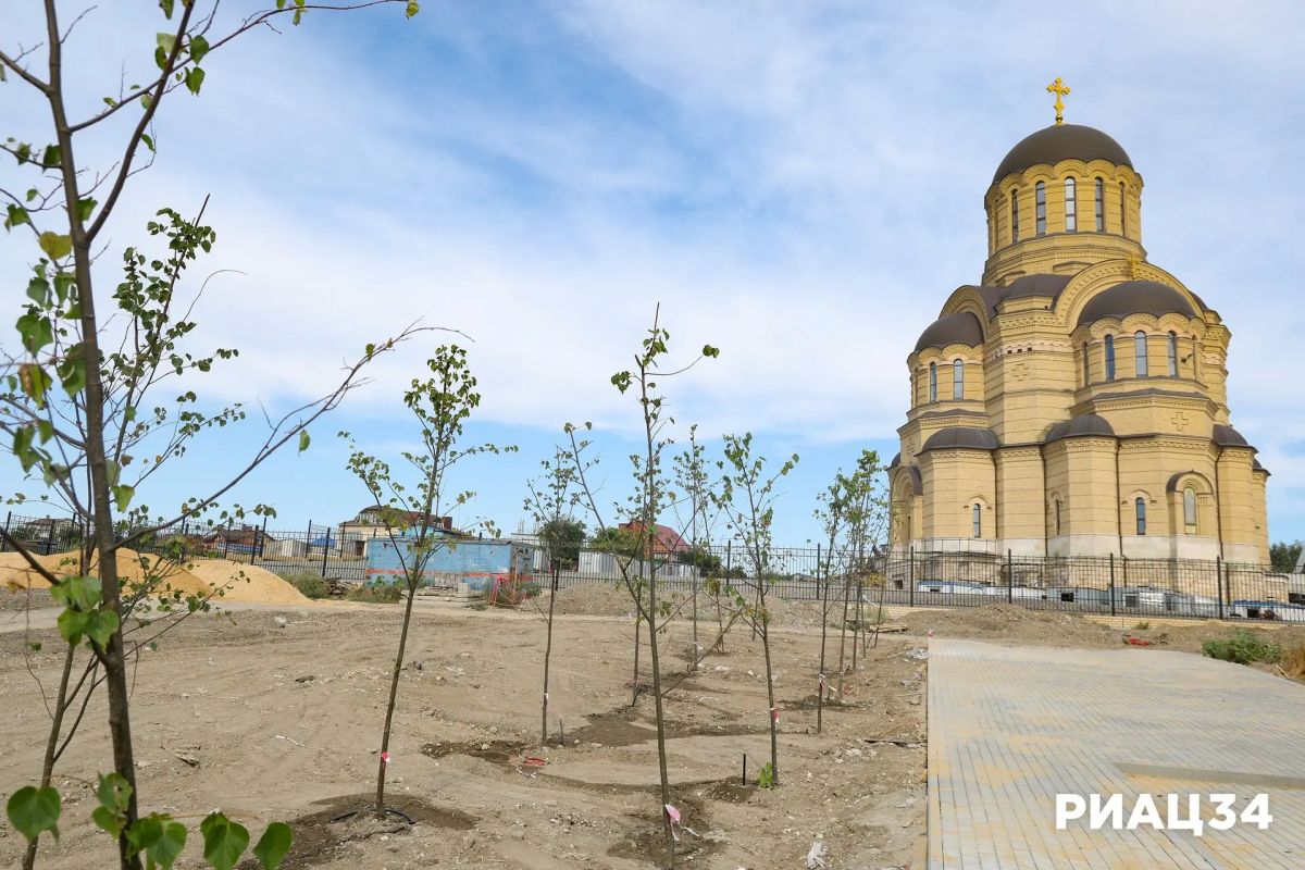 У Храма Иоанна Кронштадтского в Краснооктябрьском районе Волгограда высадили липы, черёмухи и клёны У Храма Иоанна Кронштадтского в Краснооктябрьском районе Волгограда высадили липы, черёмухи и клёны