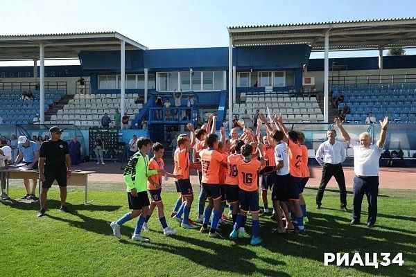 В Волгограде прошёл 4-й тур объединённого чемпионата по футболу «Содружество» среди юношей 2013-2014 гг В Волгограде прошёл 4-й тур объединённого чемпионата по футболу «Содружество» среди юношей 2013-2014 гг
