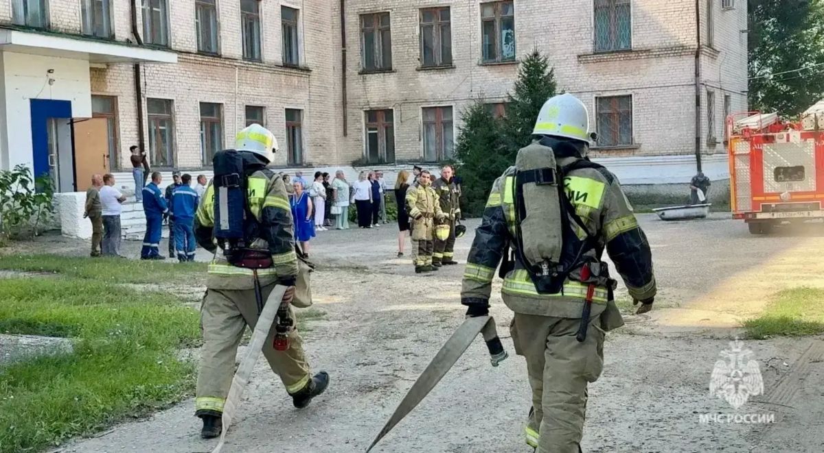 Волгоградские огнеборцы совместно с сотрудниками МВД, Росгвардии и руководителями образовательных организаций провели учения по отработке действий при преступлениях террористической направленности в Жирновском и... Волгоградские огнеборцы совместно с сотрудниками МВД, Росгвардии и руководителями образовательных организаций провели учения по отработке действий при преступлениях террористической направленности в Жирновском и...