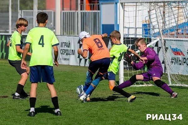 В Волгограде прошёл 4-й тур объединённого чемпионата по футболу «Содружество» среди юношей 2013-2014 гг В Волгограде прошёл 4-й тур объединённого чемпионата по футболу «Содружество» среди юношей 2013-2014 гг