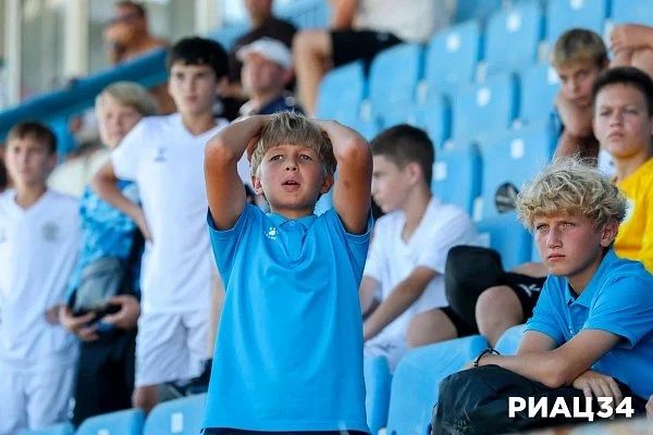В Волгограде прошёл 4-й тур объединённого чемпионата по футболу «Содружество» среди юношей 2013-2014 гг В Волгограде прошёл 4-й тур объединённого чемпионата по футболу «Содружество» среди юношей 2013-2014 гг