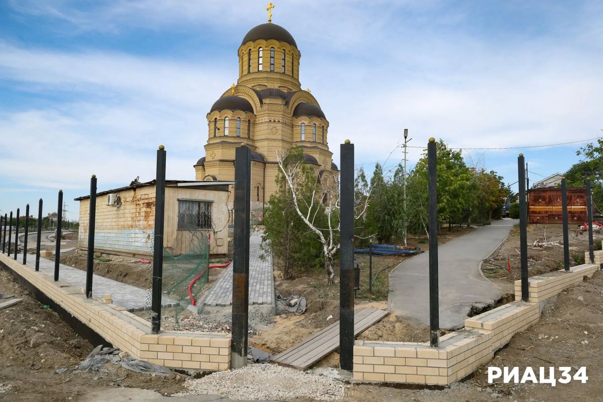 У Храма Иоанна Кронштадтского в Краснооктябрьском районе Волгограда высадили липы, черёмухи и клёны У Храма Иоанна Кронштадтского в Краснооктябрьском районе Волгограда высадили липы, черёмухи и клёны