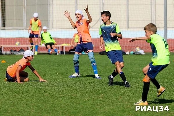 В Волгограде прошёл 4-й тур объединённого чемпионата по футболу «Содружество» среди юношей 2013-2014 гг В Волгограде прошёл 4-й тур объединённого чемпионата по футболу «Содружество» среди юношей 2013-2014 гг