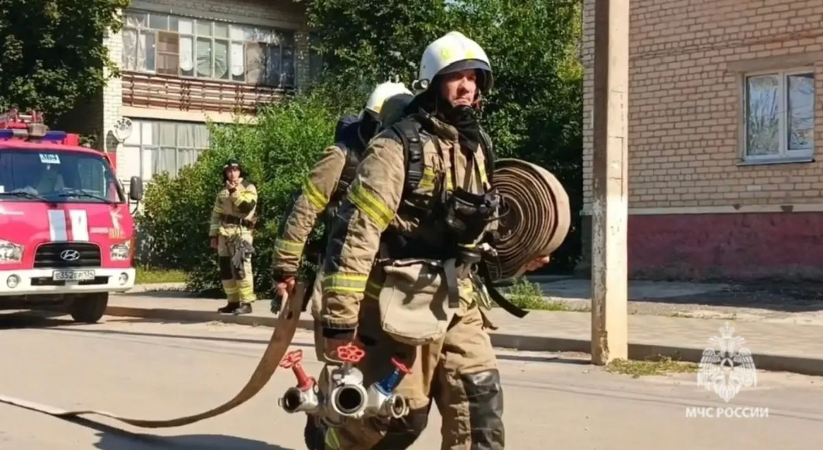 Волгоградские огнеборцы совместно с сотрудниками МВД, Росгвардии и руководителями образовательных организаций провели учения по отработке действий при преступлениях террористической направленности в Жирновском и...