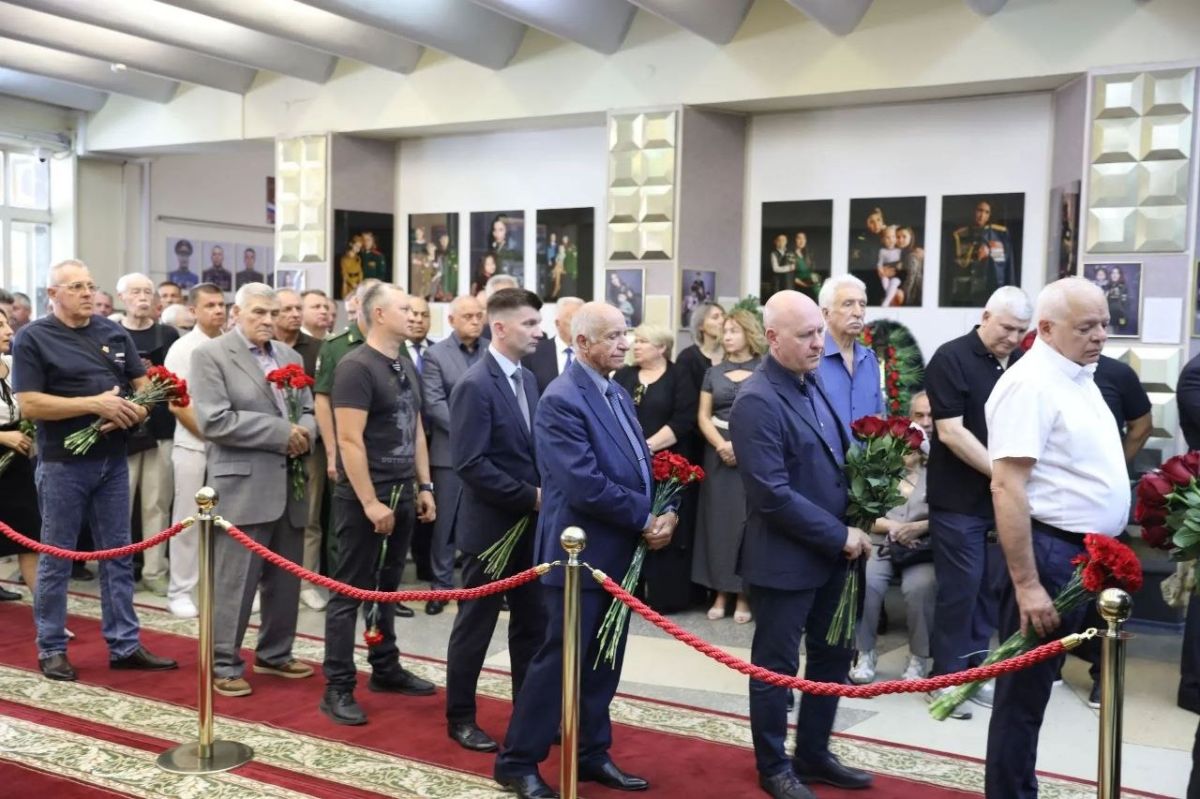 В Волгограде сегодня проводили в последний путь Героя России Валерия Александровича Ростовщикова В Волгограде сегодня проводили в последний путь Героя России Валерия Александровича Ростовщикова