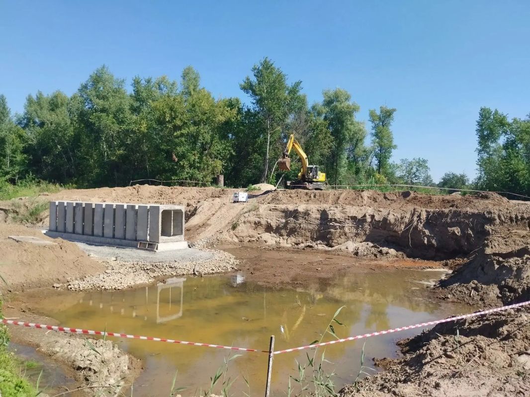Новое водопропускное сооружение возводят в Волго-Ахтубинской пойме