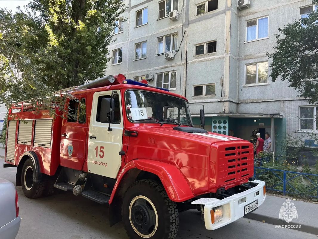 #БудниМЧС. Сегодня в Дзержинском районе Волгограда на улице Восточно-Казахстанской произошло возгорание в пятиэтажке - в одной из квартир горели домашние вещи на 1 квадрате