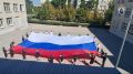 Десятиметровый триколор развернули сотрудники СК России и кадеты подшефных классов