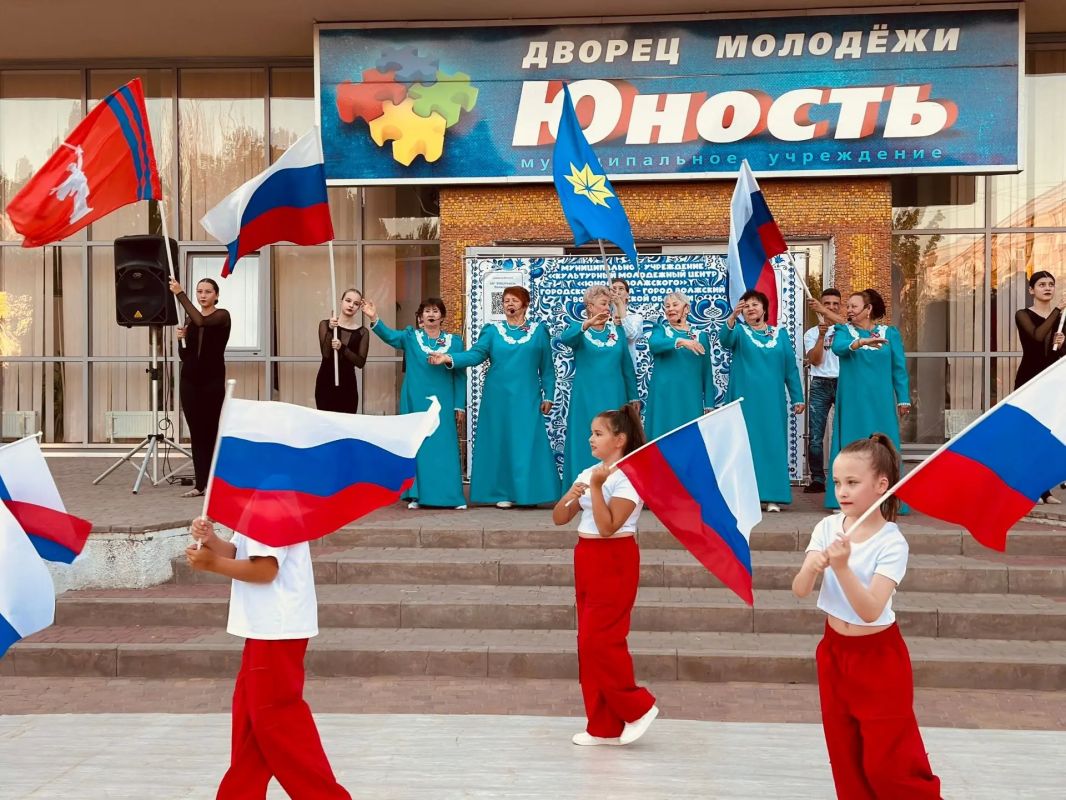 День флага России. 21 августа общественное производство «Юность» наполнилось невероятной энергетикой! Праздничная программа и флешмоб «Российский триколор» прошли на одном дыхании День флага России. 21 августа общественное производство «Юность» наполнилось невероятной энергетикой! Праздничная программа и флешмоб «Российский триколор» прошли на одном дыхании